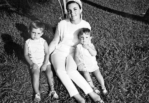 10_Graciela con sus hijos Manuel y Claudia.jpg