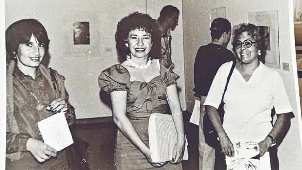 Elsa Neyra Torres (derecha) y Gloria Frausto (al centro) en el Museo de Arte Carrillo Gil hacia 1979. Fotografía cortesía de la fotográfa Gloria Frausto Flores..jpg