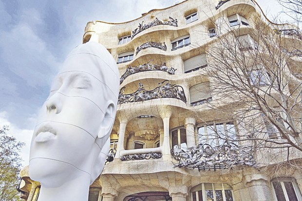 1. “Flora” (2021) frente a La Pedrera.jpg