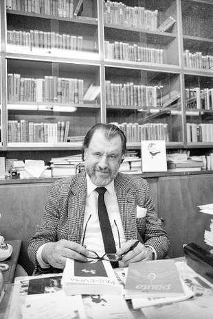 García Terrés, sonriente, lentes en las manos.jpg