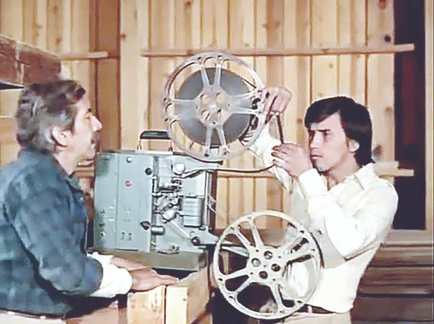 Vidas errantes - 18 Guillermo con peli╠ücula.jpg