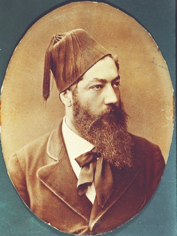 1572 Arquitecto Antonio Rivas  FTC  Antonio Rivas Mercado portando fez, ca 1880. FOTO Fundacio╠ün Rivas Mercado A. C.jpg