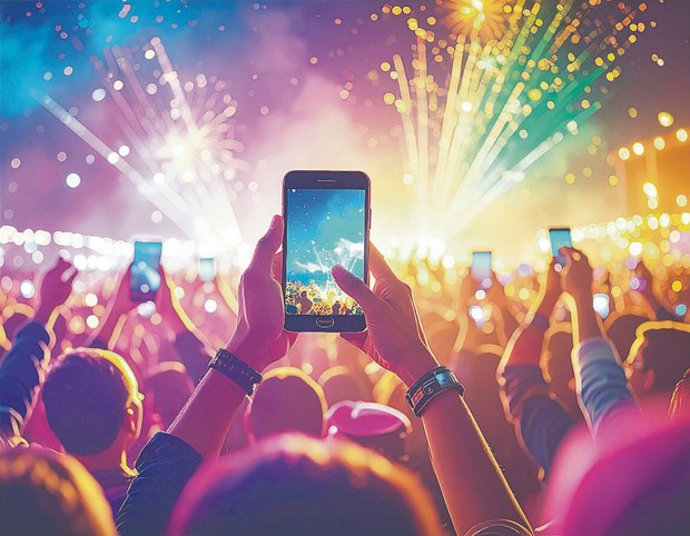 Firefly ilustracio╠ün multitud de personas  levantando un celular para grabar un evento. Tono hiperrea.jpg