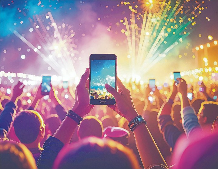 Firefly ilustracio╠ün multitud de personas  levantando un celular para grabar un evento. Tono hiperrea.jpg